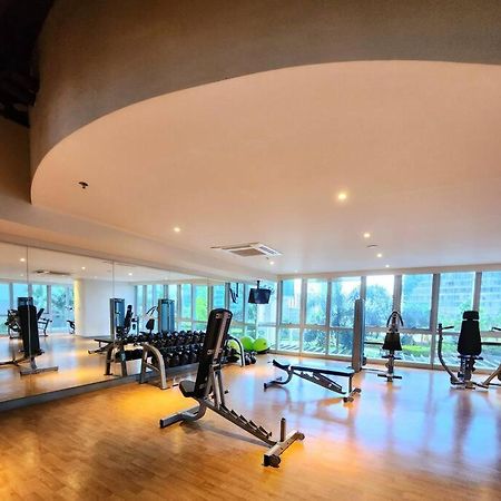 Cosy Executive 1 Bedroom Uptown Parksuites Ultra Fast Internet Manila Esterno foto