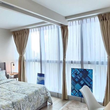 Cosy Executive 1 Bedroom Uptown Parksuites Ultra Fast Internet Manila Esterno foto