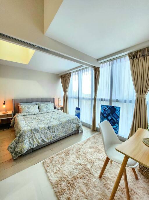 Cosy Executive 1 Bedroom Uptown Parksuites Ultra Fast Internet Manila Esterno foto