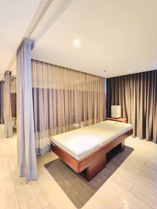 Cosy Executive 1 Bedroom Uptown Parksuites Ultra Fast Internet Manila Esterno foto