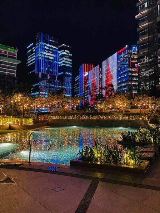 Cosy Executive 1 Bedroom Uptown Parksuites Ultra Fast Internet Manila Esterno foto