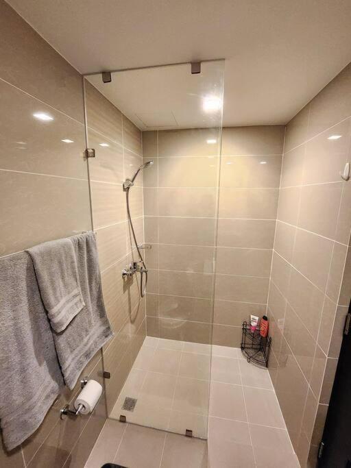 Cosy Executive 1 Bedroom Uptown Parksuites Ultra Fast Internet Manila Esterno foto