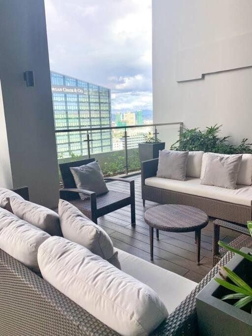 Cosy Executive 1 Bedroom Uptown Parksuites Ultra Fast Internet Manila Esterno foto