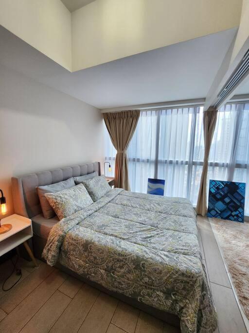 Cosy Executive 1 Bedroom Uptown Parksuites Ultra Fast Internet Manila Esterno foto