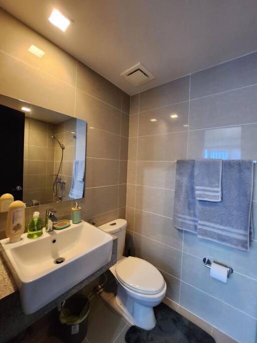 Cosy Executive 1 Bedroom Uptown Parksuites Ultra Fast Internet Manila Esterno foto