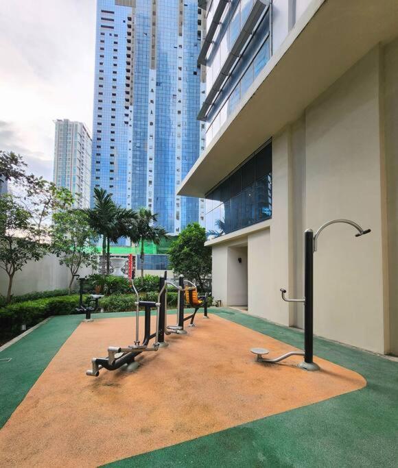 Cosy Executive 1 Bedroom Uptown Parksuites Ultra Fast Internet Manila Esterno foto