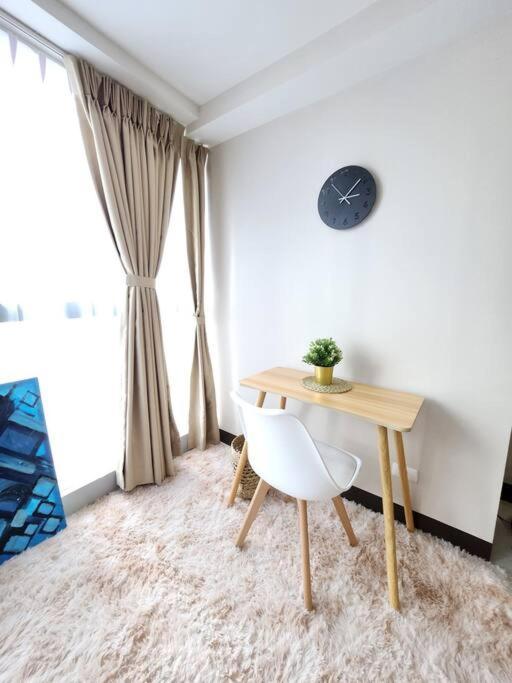 Cosy Executive 1 Bedroom Uptown Parksuites Ultra Fast Internet Manila Esterno foto
