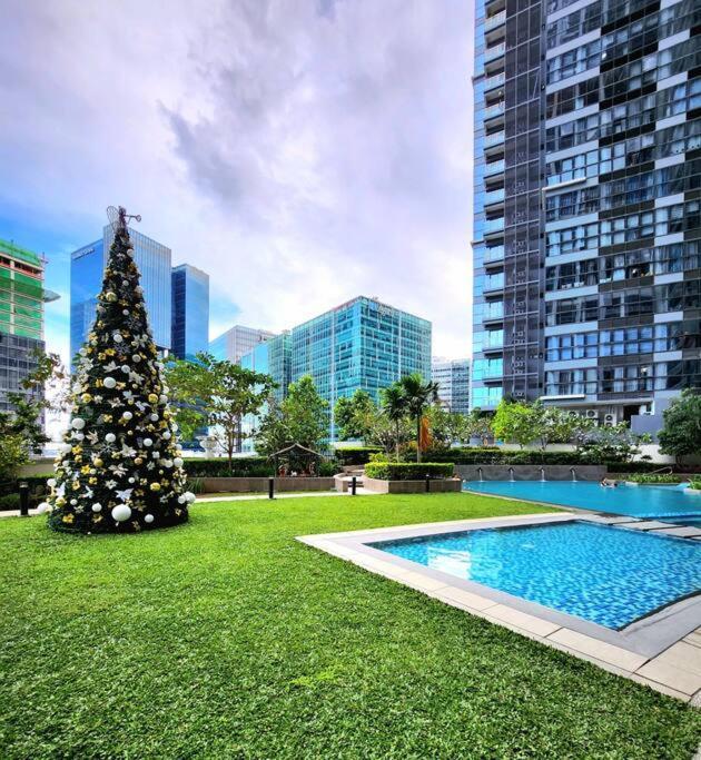 Cosy Executive 1 Bedroom Uptown Parksuites Ultra Fast Internet Manila Esterno foto