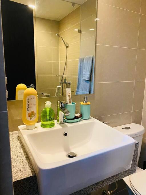 Cosy Executive 1 Bedroom Uptown Parksuites Ultra Fast Internet Manila Esterno foto