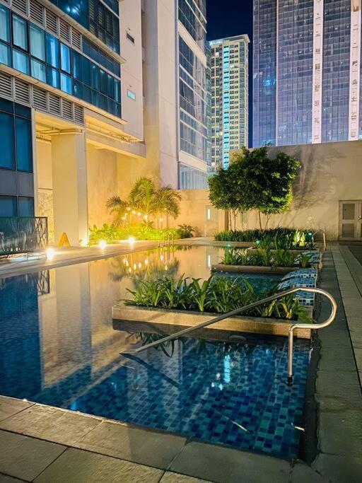 Cosy Executive 1 Bedroom Uptown Parksuites Ultra Fast Internet Manila Esterno foto
