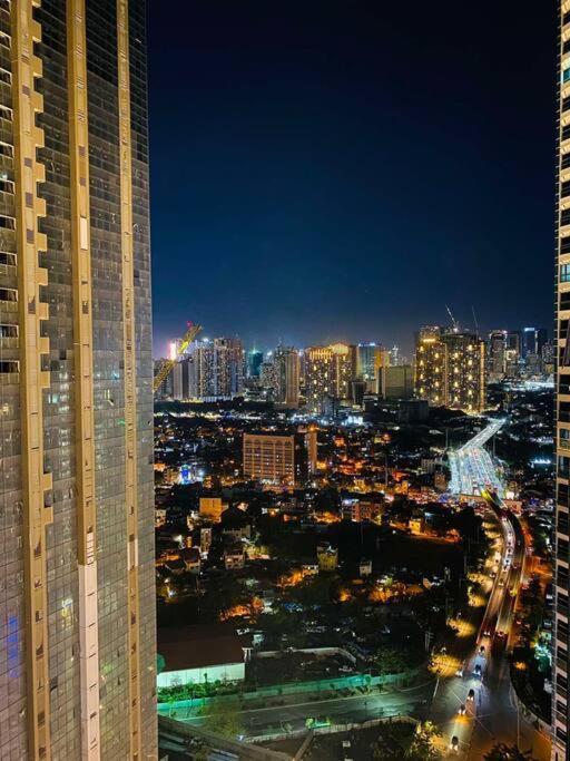 Cosy Executive 1 Bedroom Uptown Parksuites Ultra Fast Internet Manila Esterno foto